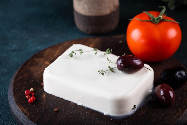 Queijo feta grego com tomate e azeitonas aperitivo grego queijo para salada ingrediente da salada grega