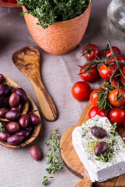 Queijo feta grego com tomilho e azeitonas, foco seletivo