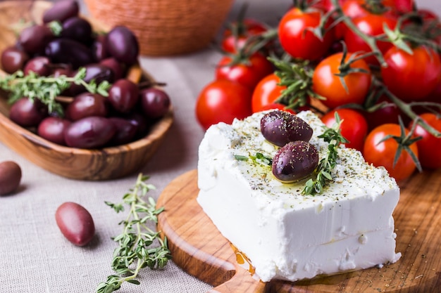 Queijo feta grego com tomilho e azeitonas