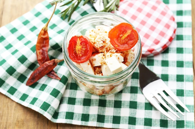 Queijo feta na mesa