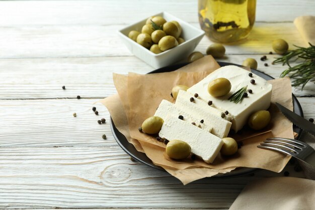 queijo feta na superfície de madeira branca