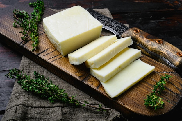 Queijo fresco de halloumi em fundo de mesa de madeira escura velha