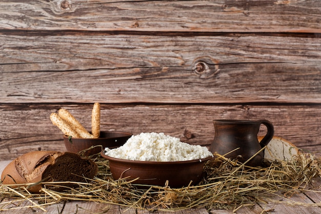 Queijo fresco em uma tigela de madeira com uma colher