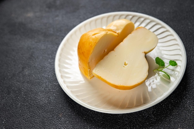 Queijo fresco scamorza sabor defumado comida lanche na mesa cópia espaço comida fundo rústico