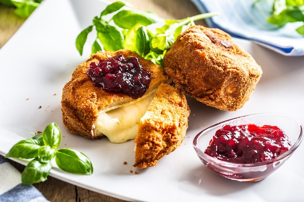 Queijo frito de camembert ou brie com geléia de cranberry e manjericão.