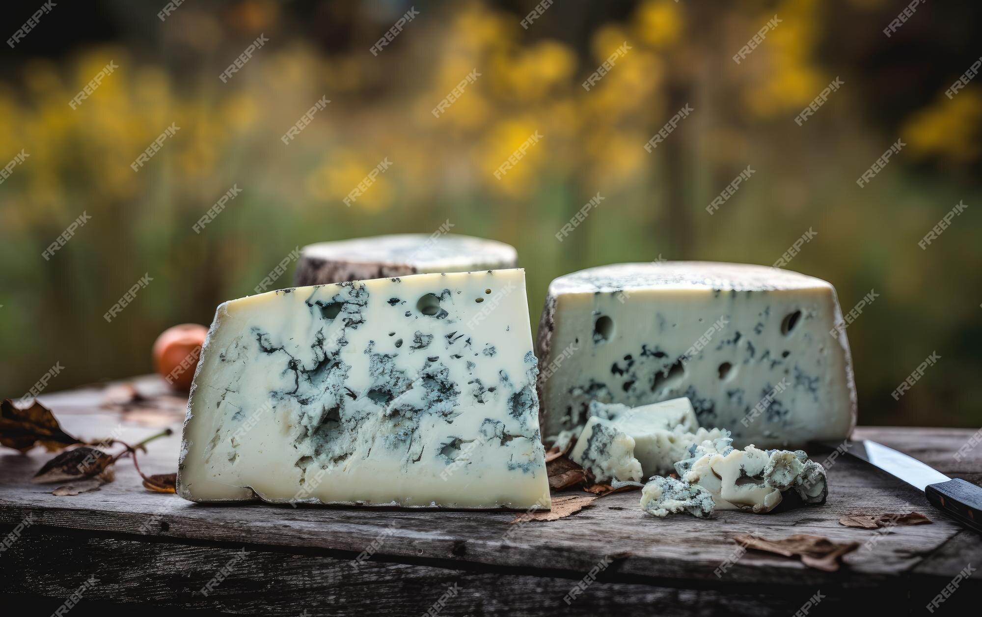 Queijo gorgonzola azul em uma tábua de corte de madeira com