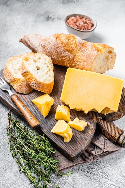 Queijo Gouda com Pão Pronto para Cozinhar Sanduíche. Fundo branco. Vista do topo.