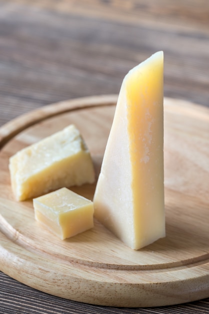 Queijo Grana Padano na placa de madeira