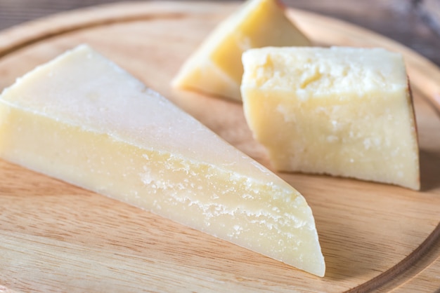 Queijo Grana Padano na placa de madeira