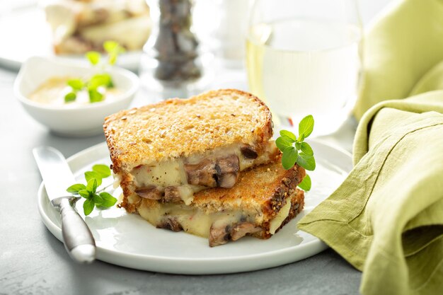 Foto queijo grelhado com cogumelos