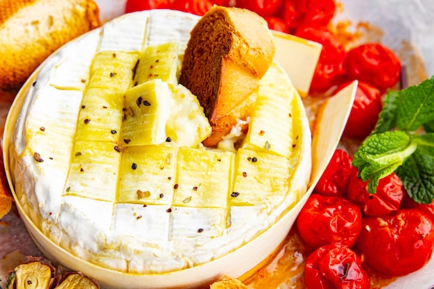 queijo macio assado Brie ou Camembert tomate alho e ervas refeição comida lanche na mesa