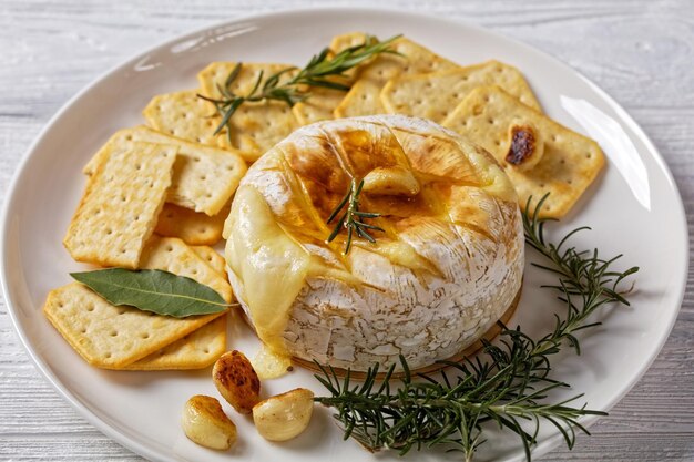 Queijo macio francês camembert assado na chapa branca