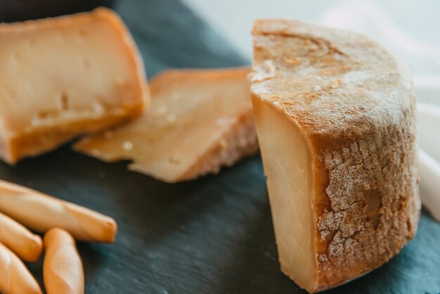 Queijo manchego curado em bandeja de pedra