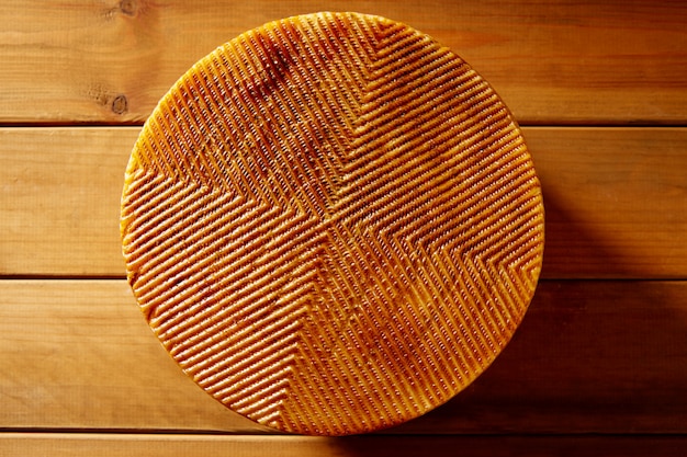 Queijo Manchego da Espanha na mesa de madeira