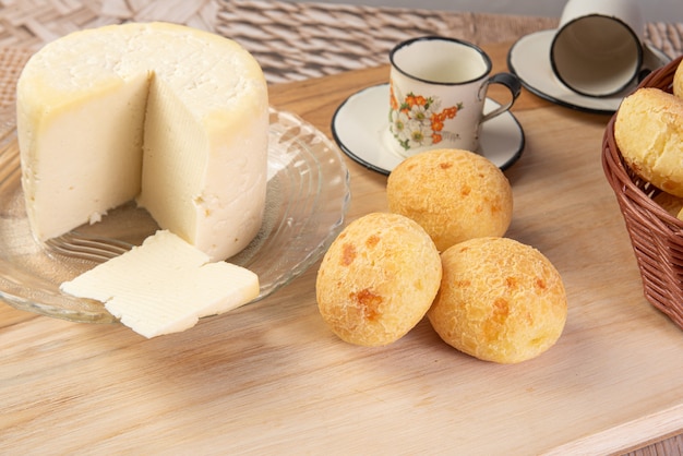 Queijo minas, xícara de café e pão de queijo