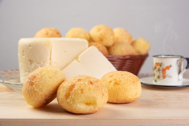 Queijo minas, xícara de café e pão de queijo