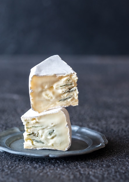 Queijo mole com mofo branco e azul