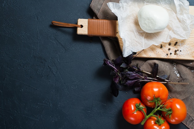 Queijo mussarela italiano, tomate, manjericão. Ingredientes para a salada Caprese.