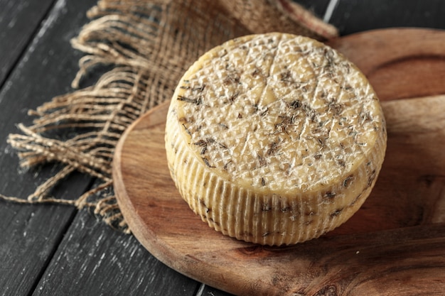 Queijo na mesa de madeira