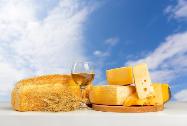 Queijo na mesa de madeira