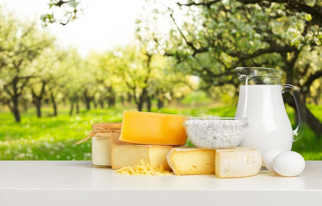 Queijo na mesa de madeira