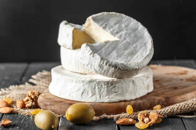 Queijo na mesa de madeira