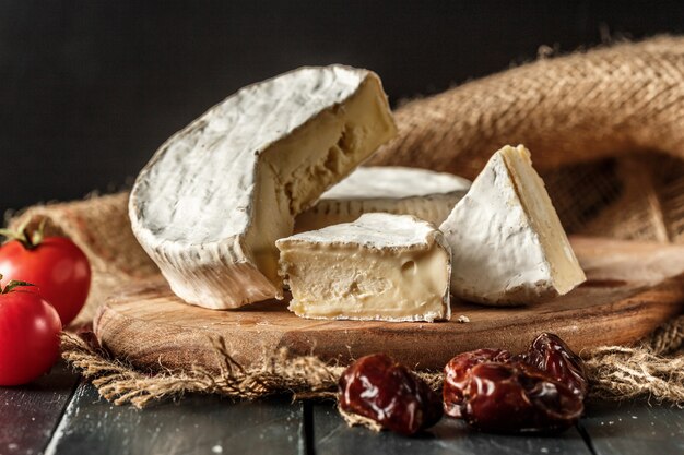 Queijo na mesa de madeira