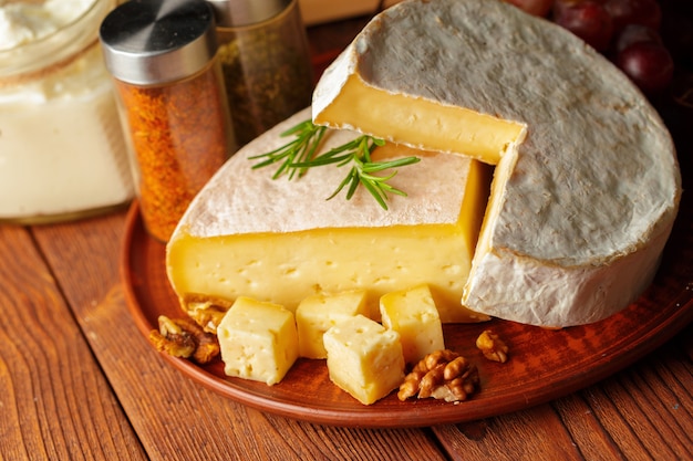 Queijo na mesa de madeira