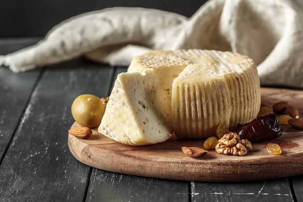 Queijo na mesa de madeira