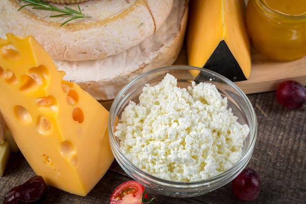 Queijo na mesa de madeira