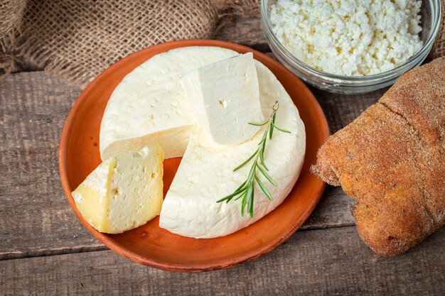 Queijo na mesa de madeira