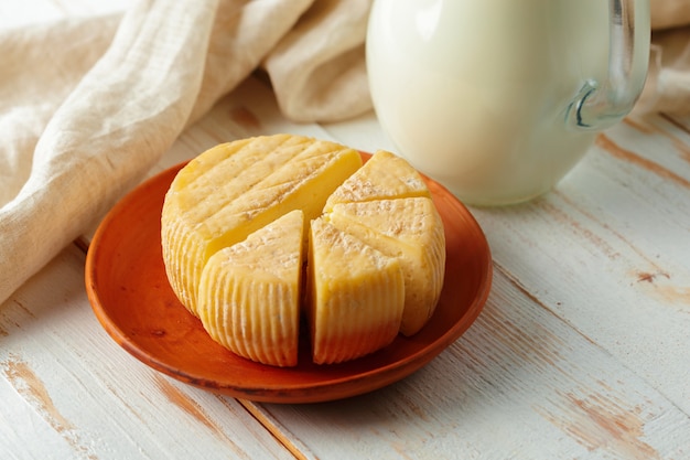 Queijo na mesa de madeira