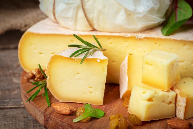 Queijo na mesa de madeira