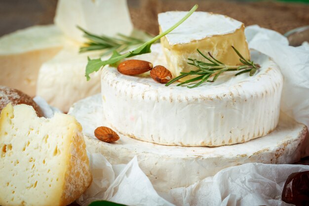 Queijo na mesa de madeira