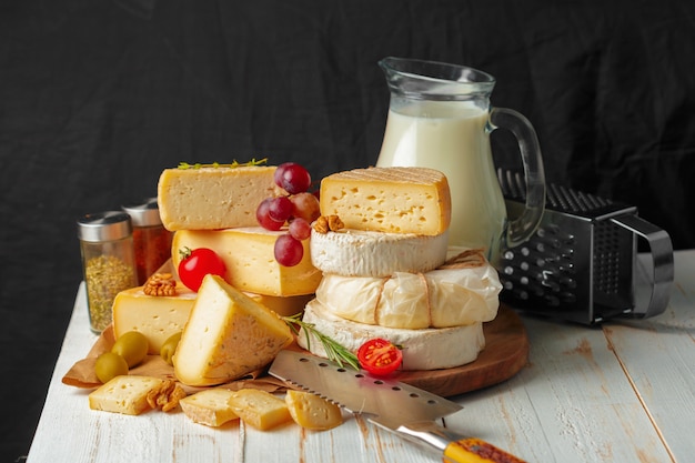 Queijo na mesa de madeira