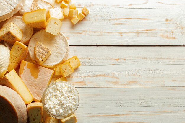 Queijo na mesa de madeira