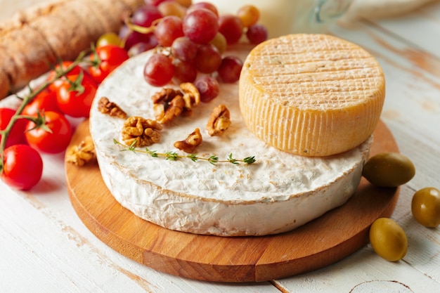 Queijo na mesa de madeira