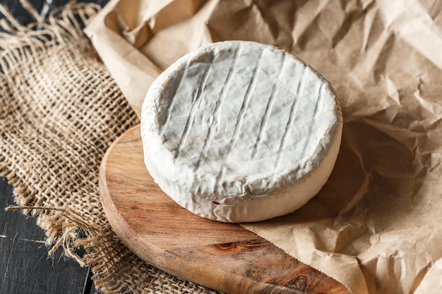 Queijo na mesa de madeira