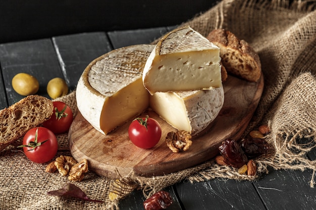 Queijo na mesa de madeira