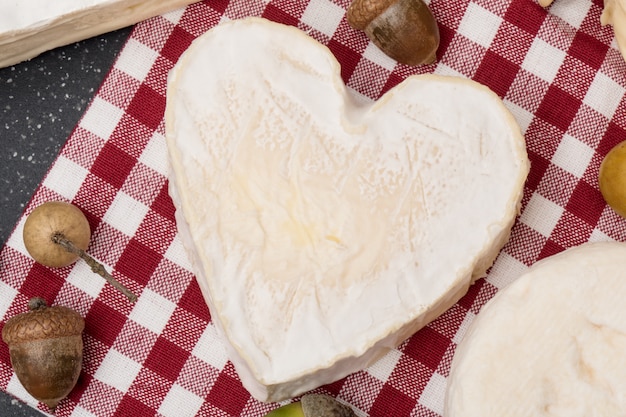 Queijo neufchatel em uma toalha vermelha e branca