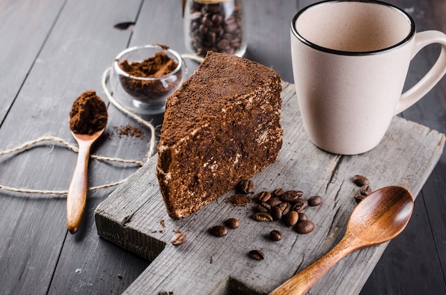 Queijo no café moído e uma xícara de cappuccino