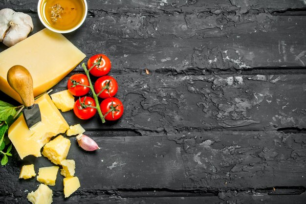 Foto queijo parmesão com tomate alho e azeite