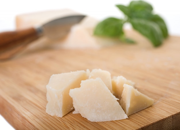 Foto queijo parmesão em estúdio