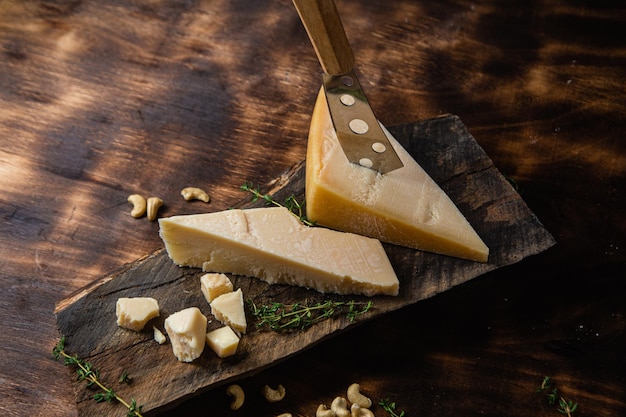 Foto queijo parmesão em um plano de fundo escuro
