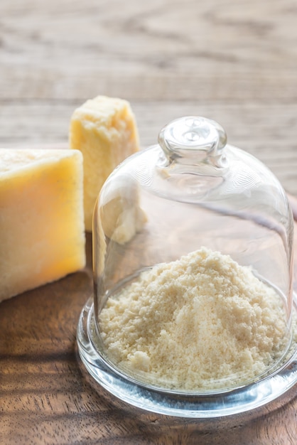 Queijo parmesão na placa de madeira