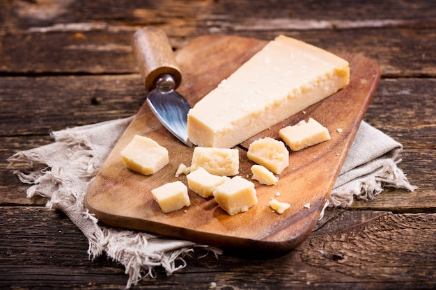 Queijo parmesão na velha tábua de madeira