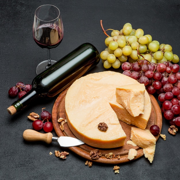 Queijo parmesão, vinho e uvas de cabeça inteira