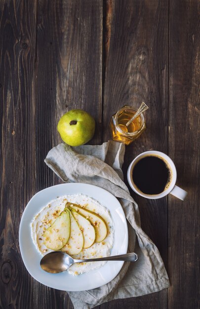 Queijo ricota com pêra, nozes trituradas e mel em madeira rústica