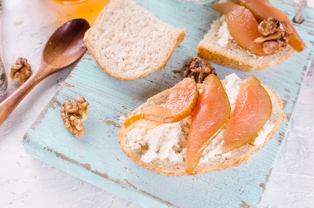 Queijo ricota e sanduíches de pêra