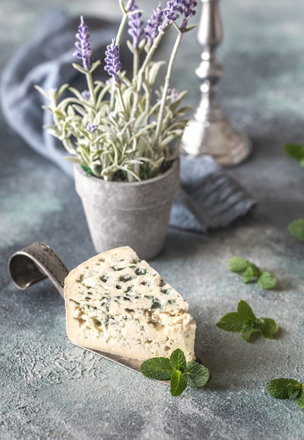 Queijo Roquefort com folhas de hortelã